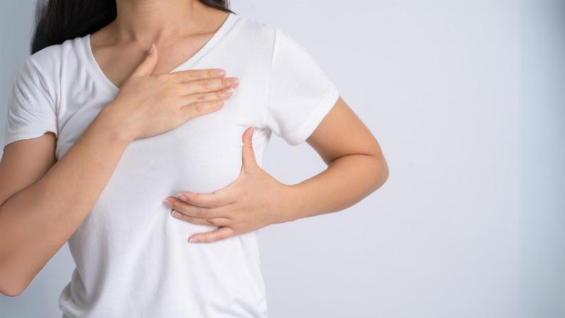 Người phụ nữ tự tin với vòng 1 của mình qua cách ăn mặc và tư thế